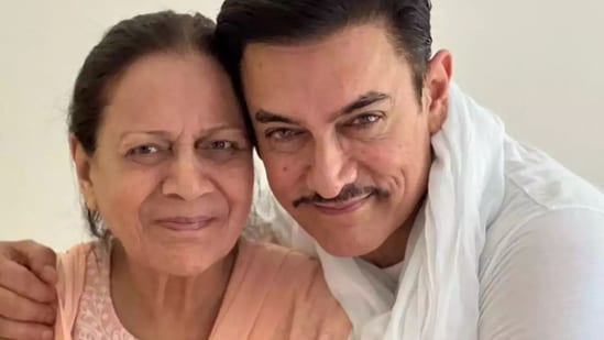 एक पुरानी तस्वीर में आमिर खान और उनकी मां ज़ीनत हुसैन।