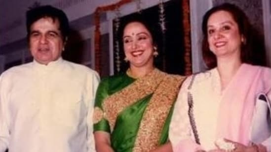 एक पुरानी तस्वीर में एक साथ दिखे दिलीप कुमार, हेमा मालिनी और सायरा बानो। 