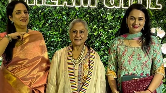 हेमा मालिनी की 75वीं जन्मदिन की पार्टी में जया बच्चन (बीच में) और पद्मिनी कोल्हापुरे (दाएं)।