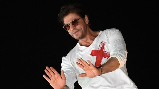 शाहरुख खान ने अपने 58वें जन्मदिन समारोह के दौरान अपने मन्नत निवास पर प्रशंसकों का अभिवादन किया।(एएफपी)