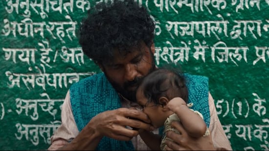 जोरम ट्रेलर में दसरू के रूप में मनोज बाजपेयी अपने तीन महीने के बच्चे को गोद में लिए हुए हैं। 