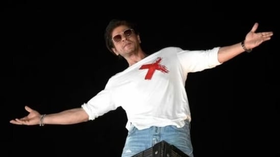 शाहरुख खान ने अपने जन्मदिन की आधी रात को मन्नत के बाहर अपने प्रशंसकों का स्वागत किया